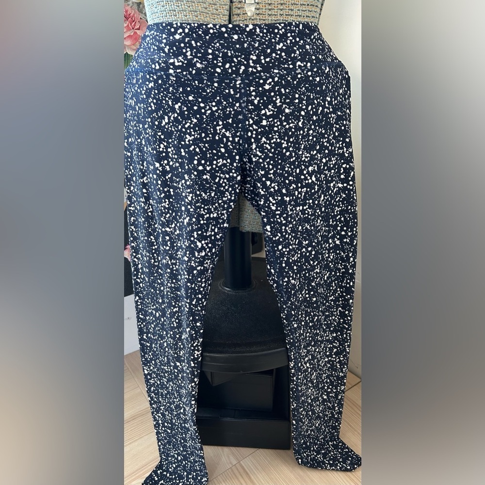 TORY BURCH CONFETTI NAVY BLUE/WHITE YOGA LEGGINGS Sz.M. LIGHT COMPRESSION - Picture 3 of 8